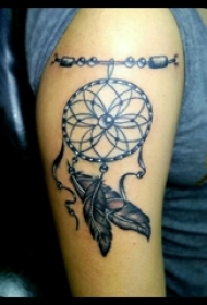 女生手臂上黑灰素描创意文艺唯美捕梦网纹身图片