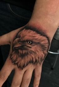 男生手背上黑灰素描点刺技巧霸气老鹰纹身图片