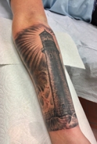 男生手臂上黑灰素描点刺技巧文艺灯塔纹身图片