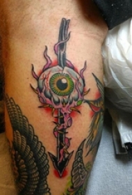 男生小腿上彩绘抽象线条眼球和箭纹身图片