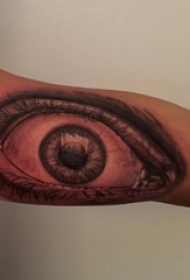 男生手臂上黑灰点刺几何简单线条眼睛纹身图片