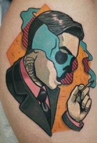 男生小腿上彩绘几何线条骷髅和人物肖像拼接纹身图片