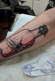 男生手臂上黑色线条素描点刺技巧经典水瓶纹身图片