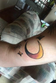 男生大臂上彩绘渐变简单线条星星和月亮纹身图片