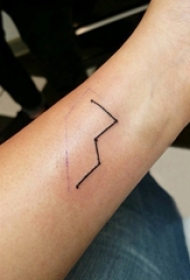 男生手臂上黑色线条几何元素文艺纹身图片