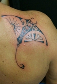 男生后肩上黑色几何简单线条小动物鲼纹身图片