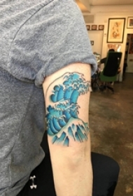 男生手臂上彩绘渐变简单抽象线条浪花纹身图片