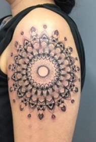 女生手臂上黑灰素描点刺技巧经典文艺梵花花纹纹身图片