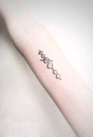 女生手臂上黑灰点刺技巧几何线条星球纹身图片