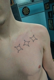 男生锁骨下黑色线条创意文艺飞镖纹身图片