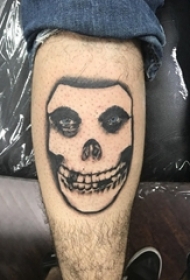 男生小腿上黑色点刺几何简单线条面具纹身图片