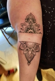 女生手臂上黑色线条素描创意文艺梵花花纹纹身图片