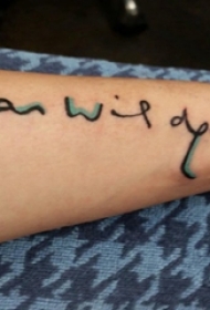 男生手臂上彩绘简单抽象线条小巧符号纹身图片