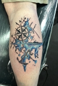 男生小腿上彩绘渐变几何简单线条指南针和船锚纹身图片