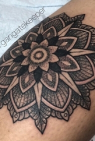 男生手臂上黑灰素描点刺技巧文艺唯美梵花花纹纹身图片
