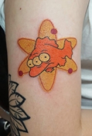 女生手臂上彩绘简单线条卡通小动物纹身图片