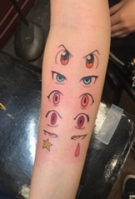 女生手臂上彩绘渐变几何简单线条卡通眼睛纹身图片