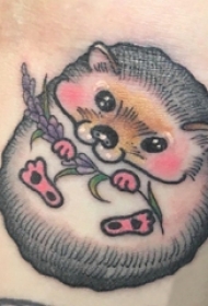 女生手臂上彩绘渐变简单线条植物和小动物纹身图片