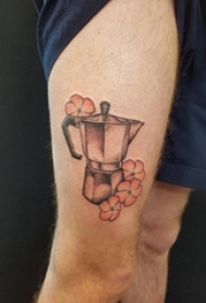 男生大腿上彩绘渐变几何简单线条杯子和花朵纹身图片
