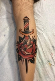 男生小腿上彩绘简单线条植物花朵和匕首纹身图片