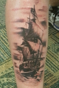 男生手臂上黑色点刺几何抽象线条帆船纹身图片