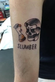 男生手臂上彩绘简单线条沙漏和骷髅纹身图片