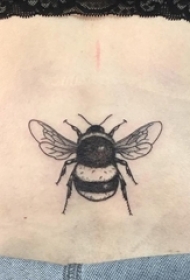 女生后腰上黑色点刺简单线条小动物蜜蜂纹身图片
