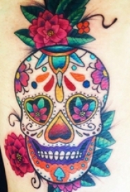 男生大腿上彩绘渐变简单线条植物花朵和骷髅纹身图片