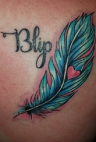 女生后背上彩绘渐变简单线条心形和羽毛纹身图片