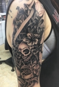女生大臂上黑色点刺简单线条花朵和骷髅纹身图片