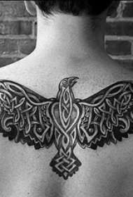 男生背部黑色线条素描创意霸气展翅老鹰纹身图片