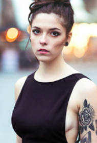 性感的纹身美女图片