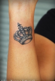 女生手腕上黑灰素描点刺技巧文艺唯美皇冠纹身图片