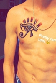 男生胸口上黑灰素描点刺技巧创意文艺唯美眼睛纹身图片