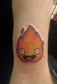 男生手臂上彩绘渐变简单线条卡通火焰纹身图片