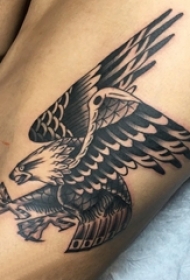 男生侧腰上黑灰素描点刺技巧创意霸气老鹰纹身图片