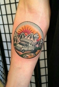 男生手臂上彩绘水彩素描文艺风景圆形纹身图片