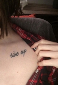 女生锁骨上黑色简单抽象线条有意义的英文纹身图片