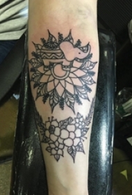 男生手臂上黑色线条素描文艺唯美梵花纹身图片