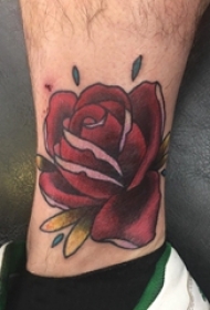 男生小腿上彩绘水彩素描创意唯美玫瑰纹身图片