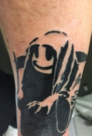 男生小腿上黑色点刺抽象线条卡通幽灵纹身图片