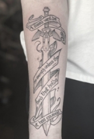 女生手臂上黑灰点刺简单线条英文和长剑纹身图片