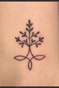女生小腿上黑色线条创意文艺树叶纹身图片