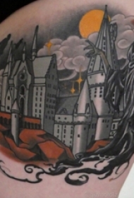 女生大腿上彩绘几何简单线条建筑纹身图片