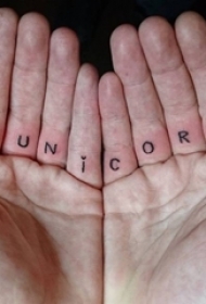 男生手指上黑色线条文艺唯美花体英文纹身图片