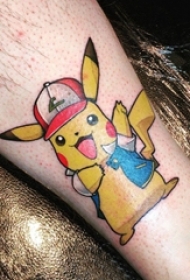 男生手臂上彩绘水彩素描经典卡通纹身图片