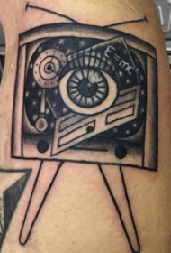 男生小腿上黑色点刺几何简单线条电视机纹身图片