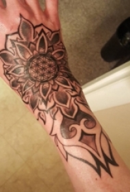 女生手腕上黑灰素描点刺技巧文艺唯美梵花花纹纹身图片