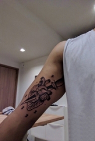 男生手臂上黑灰素描点刺技巧霸气心脏匕首纹身图片