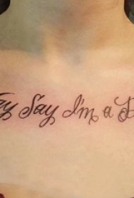 女生胸口上黑色线条文艺唯美花体英文纹身图片